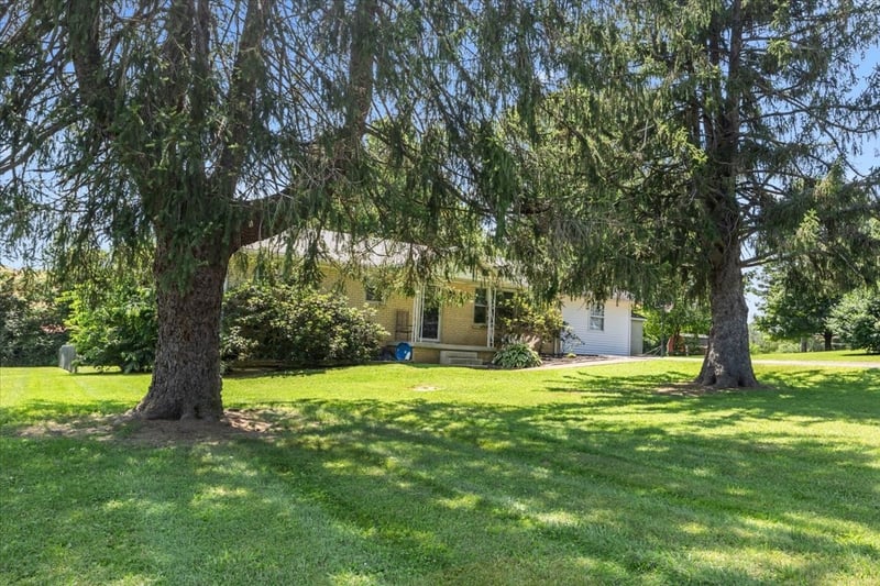 1109 N Charlotte St, Dickson, TN 37055
