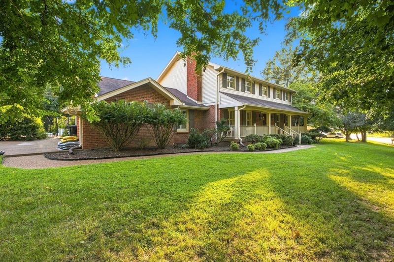 100 Applewood Valley Dr, Hendersonville, TN 37075