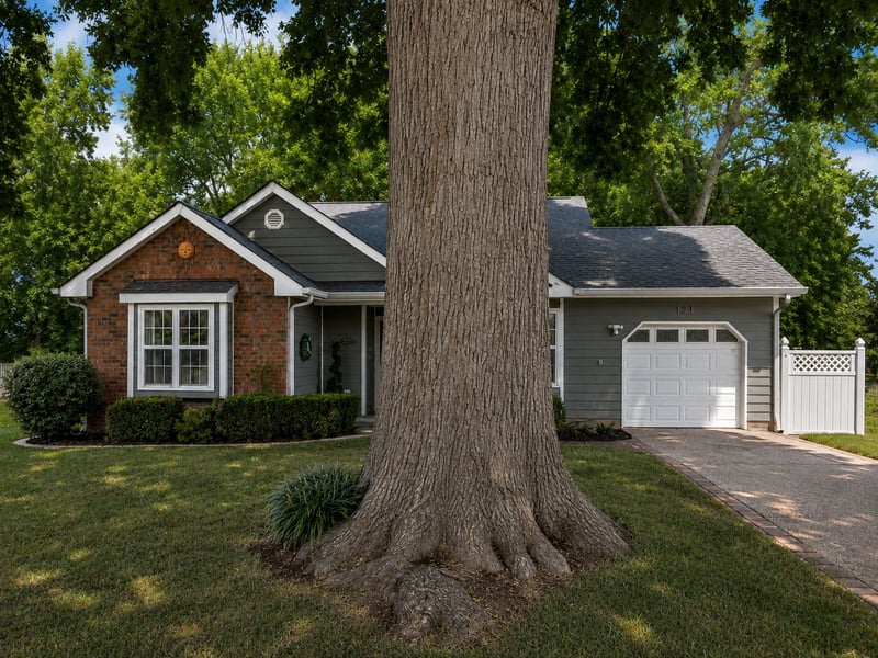 121 Agee Cir E, Hendersonville, TN 37075