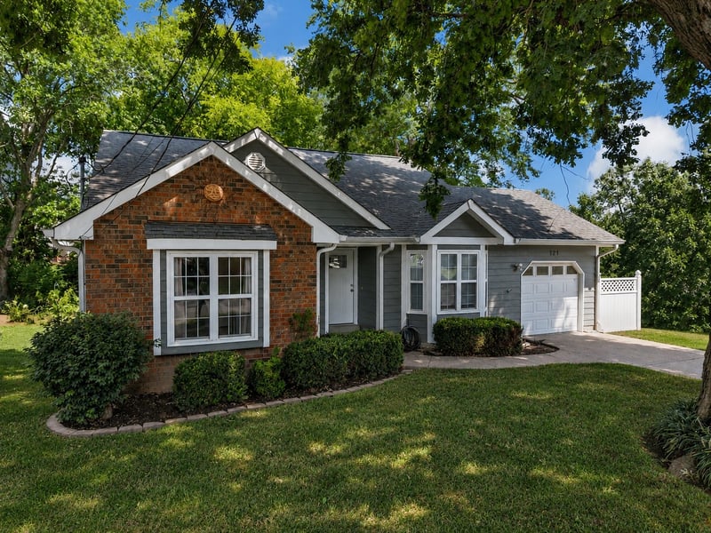 121 Agee Cir E, Hendersonville, TN 37075
