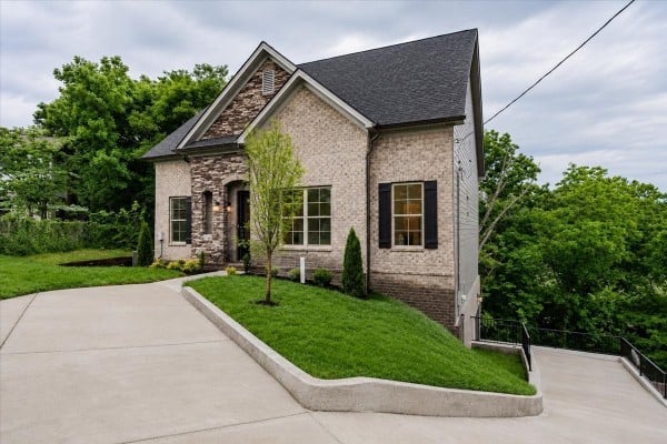 701 Harpeth Knoll Ct, Nashville, TN 37221