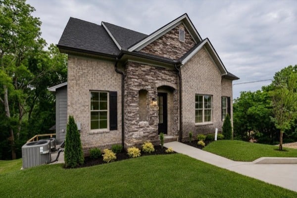 701 Harpeth Knoll Ct, Nashville, TN 37221
