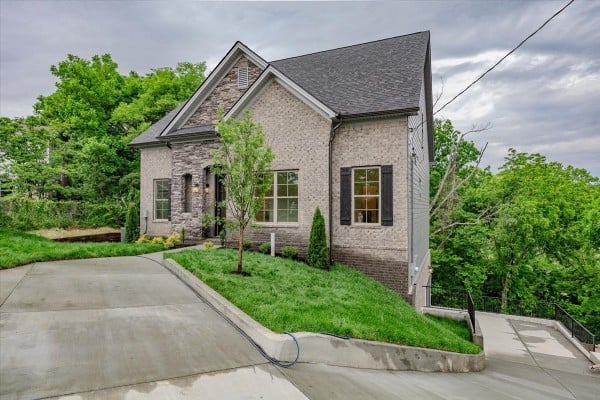 701 Harpeth Knoll Ct, Nashville, TN 37221