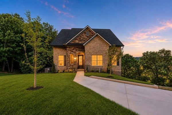 701 Harpeth Knoll Ct, Nashville, TN 37221