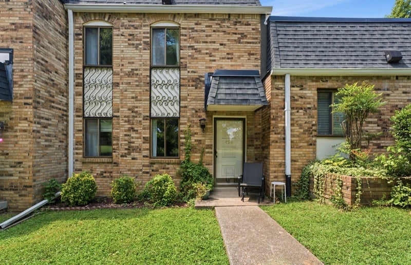 258 Lake Chateau Dr, Hermitage, TN 37076