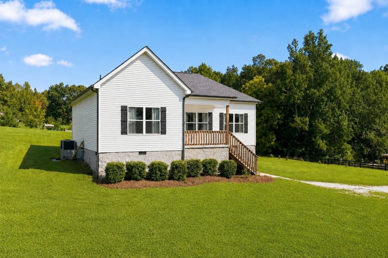 865 Hafner Rd, Charlotte, TN 37036