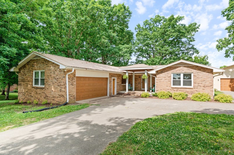 104 Southwood Dr, Dickson, TN 37055