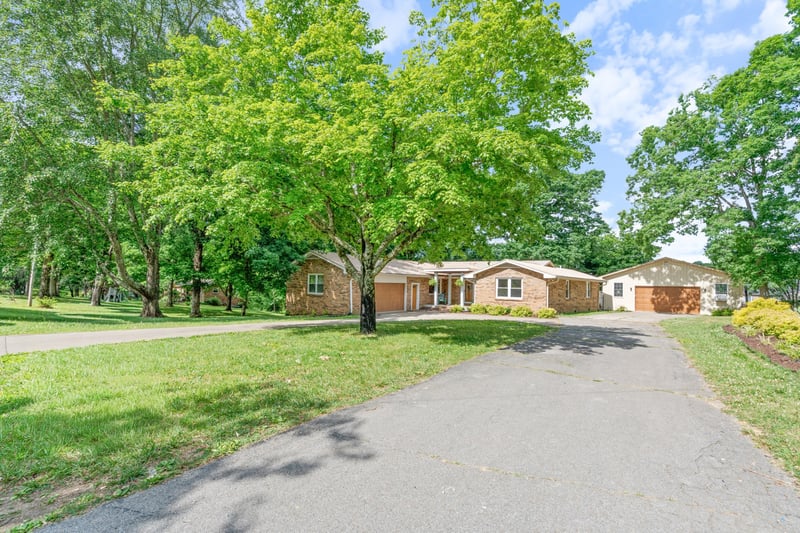 104 Southwood Dr, Dickson, TN 37055