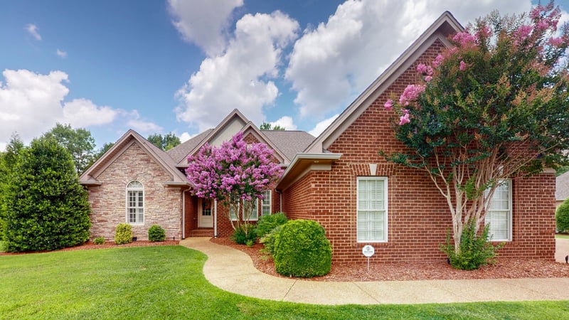 1007 Briarwood Dr, Cottontown, TN 37048