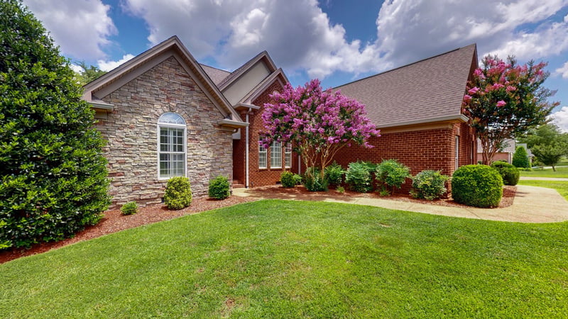 1007 Briarwood Dr, Cottontown, TN 37048