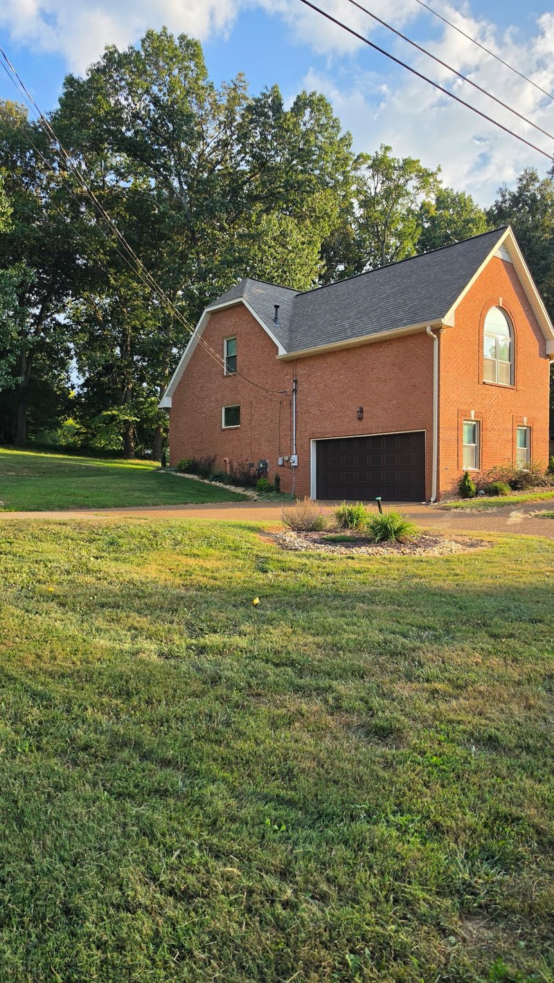 215 S Aztec Dr, White House, TN 37188