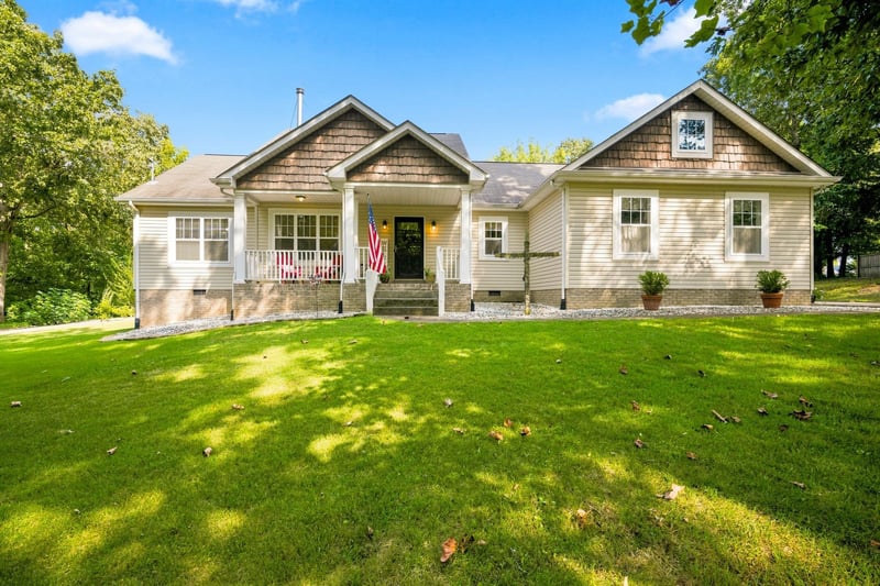 526 Aubrey Ln, Burns, TN 37029