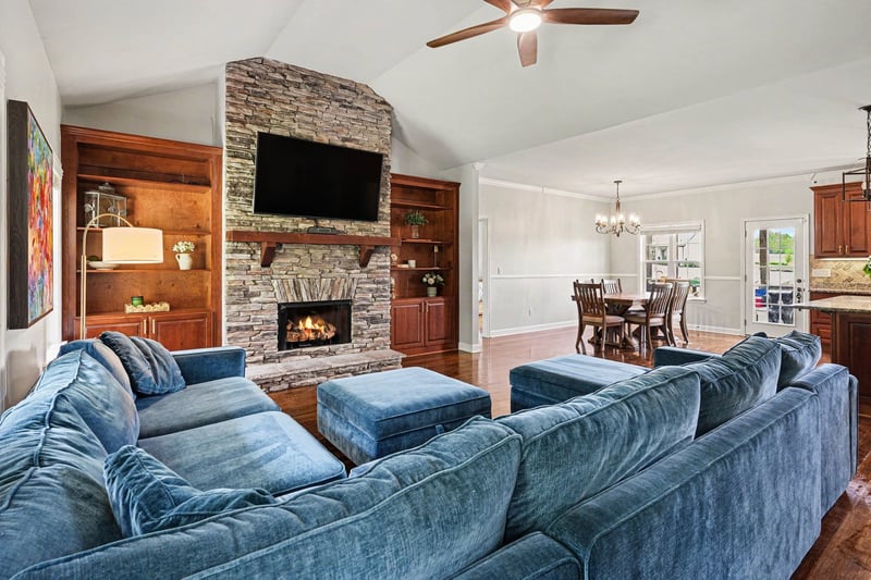 948 Goslin Branch Rd, Burns, TN 37029