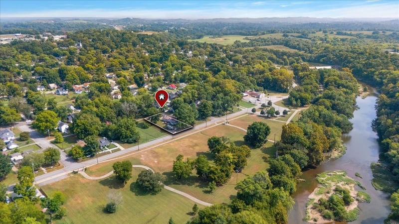 211 Riverside Dr, Columbia, TN 38401