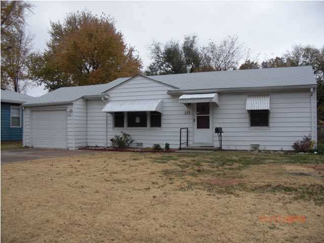 220 E Edgemoor, Wichita, KS 67037
