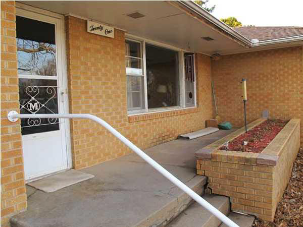 21 Glass Manor Ln, Hutchinson, KS 67505