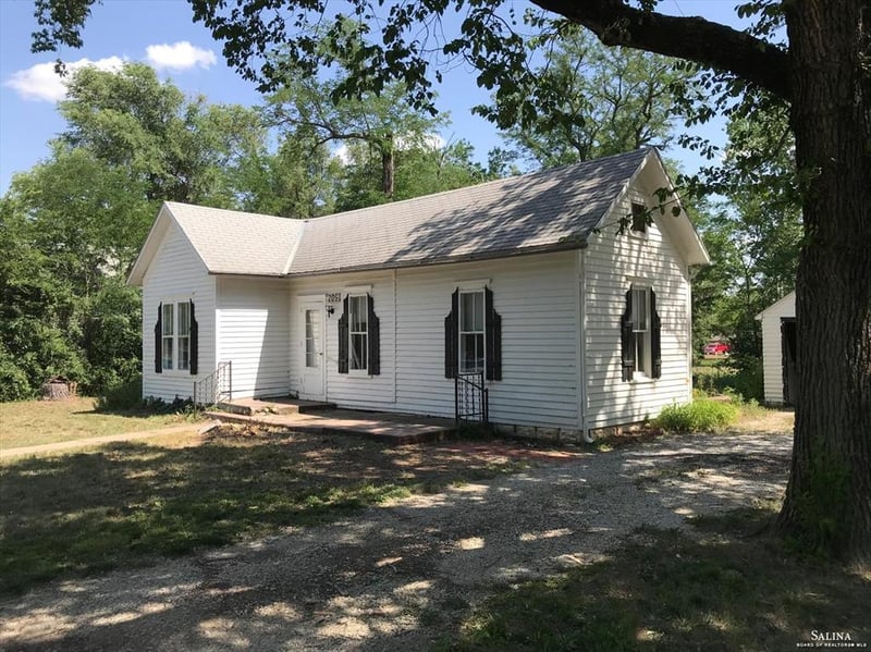 205 E Krehbiel St, Moundridge, KS 67107