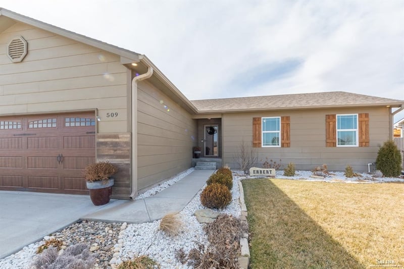 509 Harvest Hills Dr, Inman, KS 67546