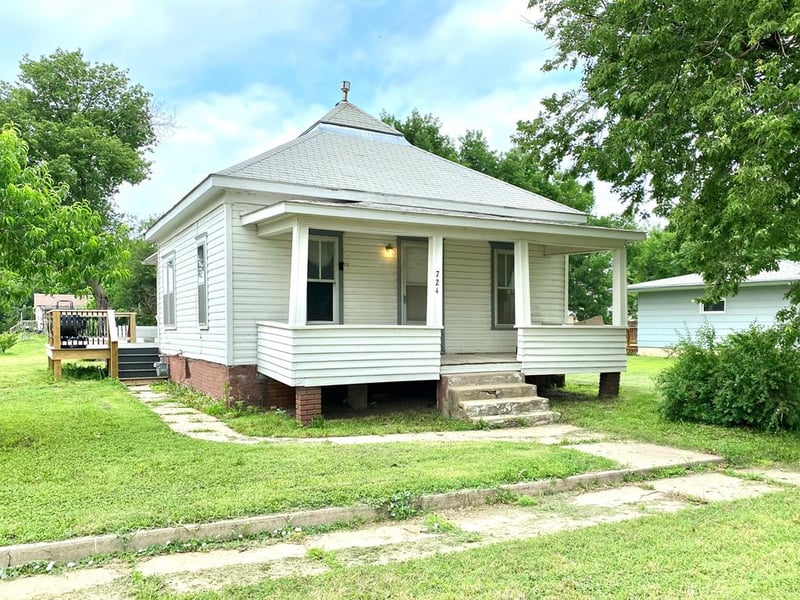 724 Spring St, Gypsum, KS 67448