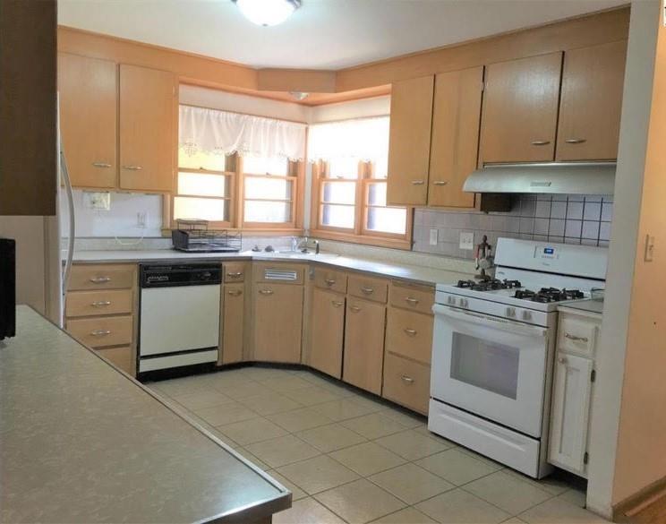1825 Avenue G, Lyons, KS 67554