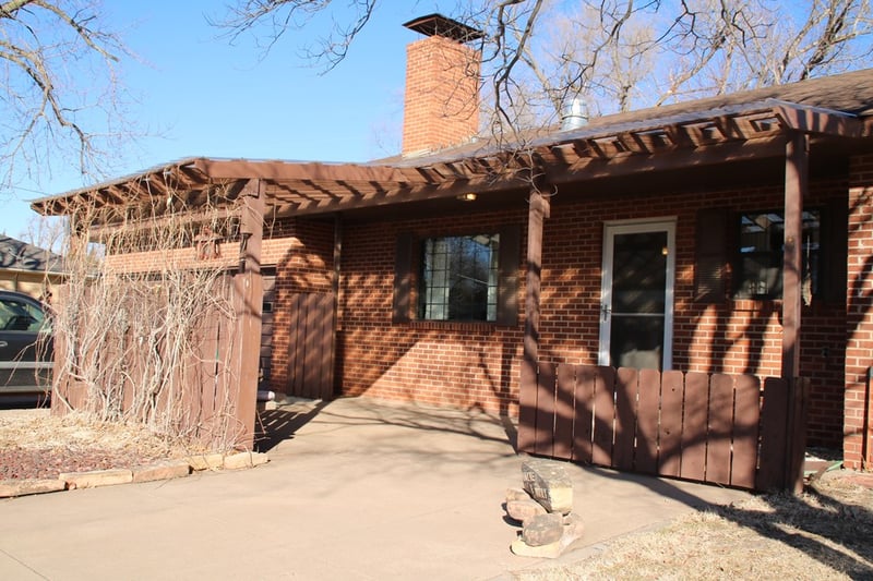 821 S St John, Lyons, KS 67554