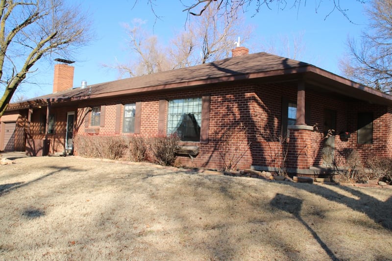 821 S St John, Lyons, KS 67554