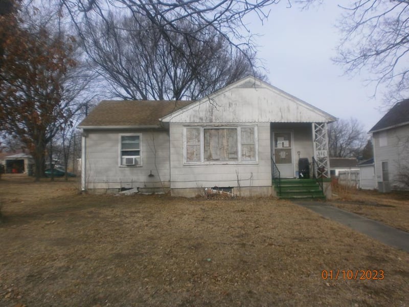 823 Blunt St, Clay Center, KS 67432