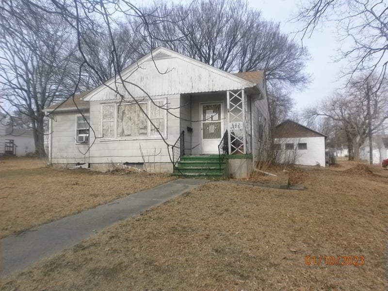 823 Blunt St, Clay Center, KS 67432