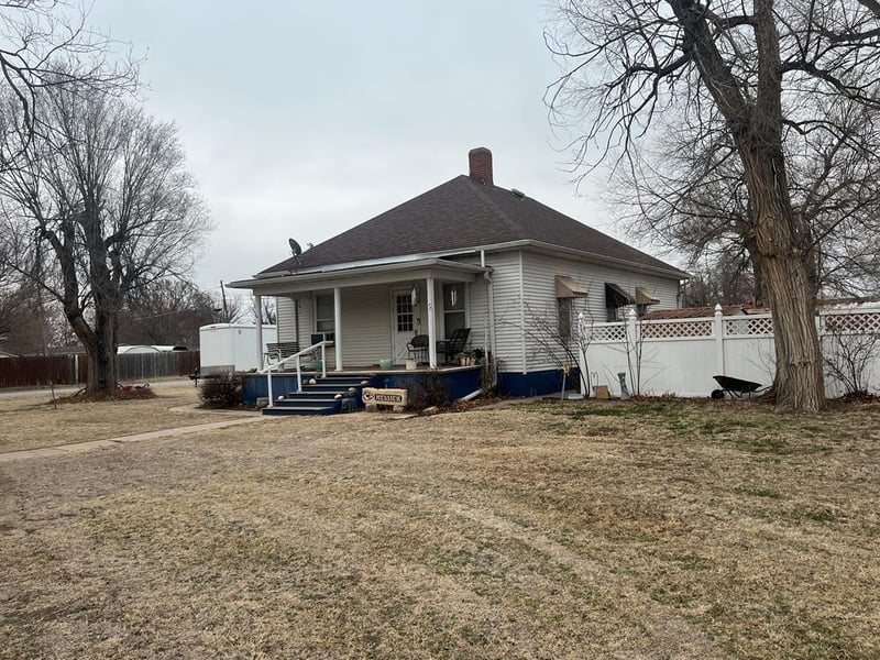 412 E 3rd Ave, St John, KS 67576