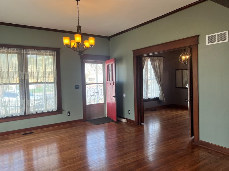 422 N Main St, Hoisington, KS 67544
