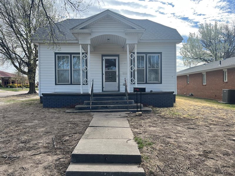 422 N Main St, Hoisington, KS 67544