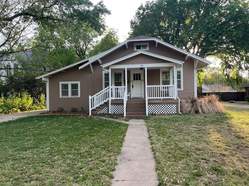 211 N 4th St, Sterling, KS 67579