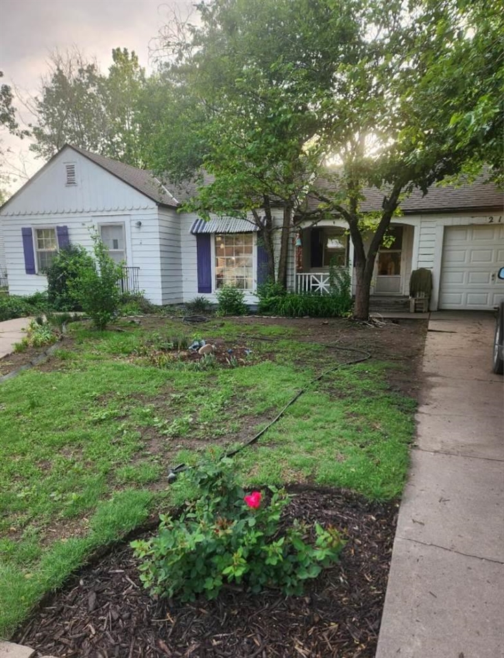 212 S Main St, St John, KS 67576