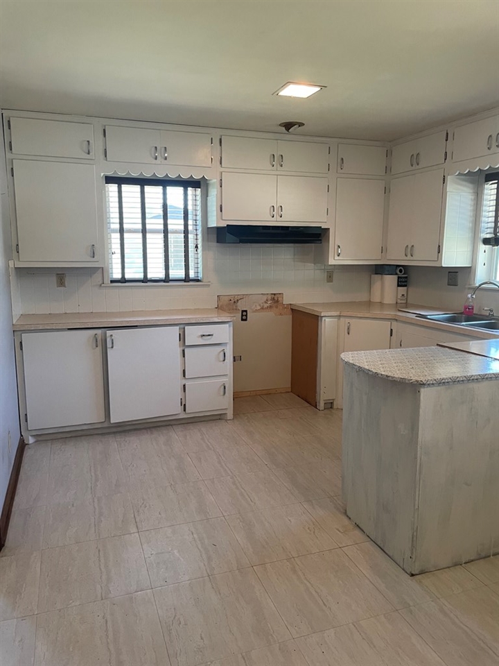 307 E Nassau Ave, Holyrood, KS 67450