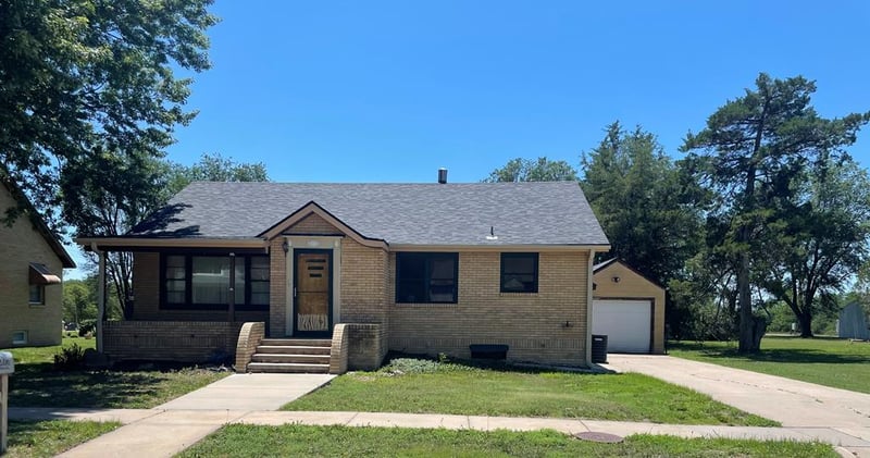307 E Nassau Ave, Holyrood, KS 67450