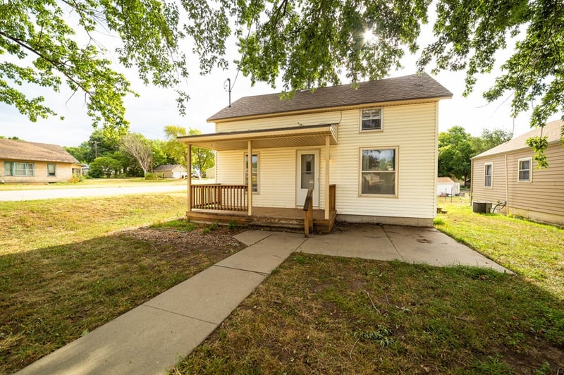 321 W 3rd, Miltonvale, KS 67466