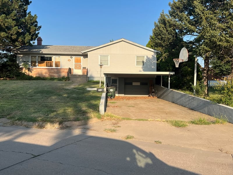 1112 N Clay St, Hoisington, KS 67544