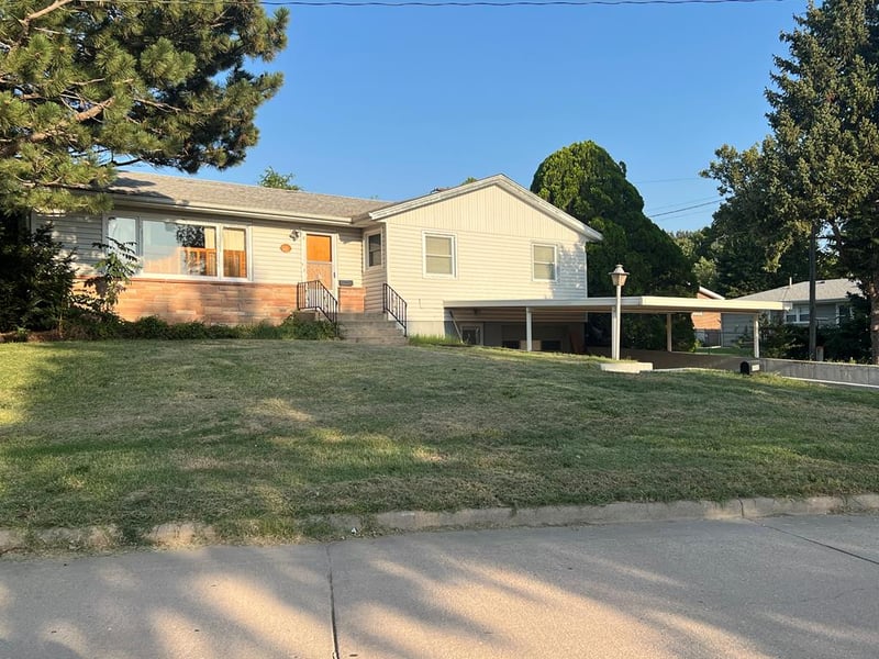1112 N Clay St, Hoisington, KS 67544