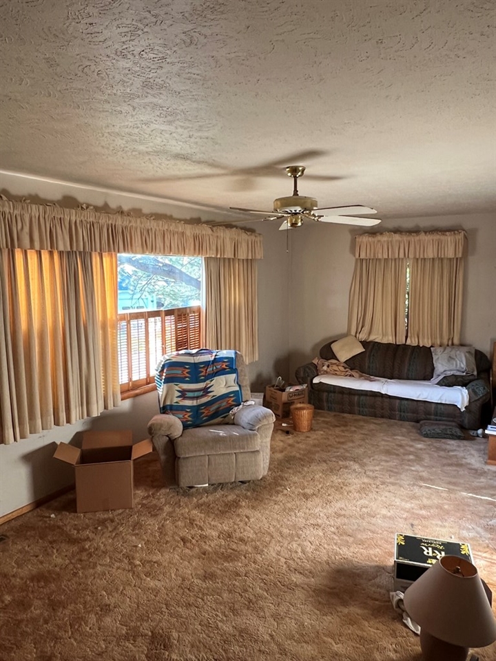 1112 N Clay St, Hoisington, KS 67544