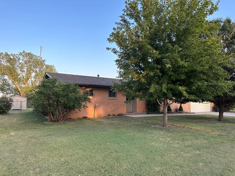 1122 Parrish Rd, Great Bend, KS 67530