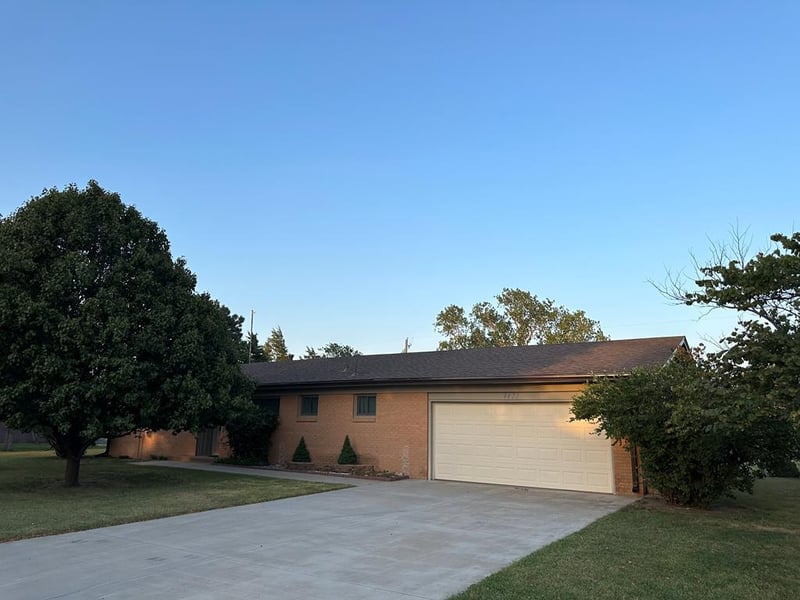 1122 Parrish Rd, Great Bend, KS 67530