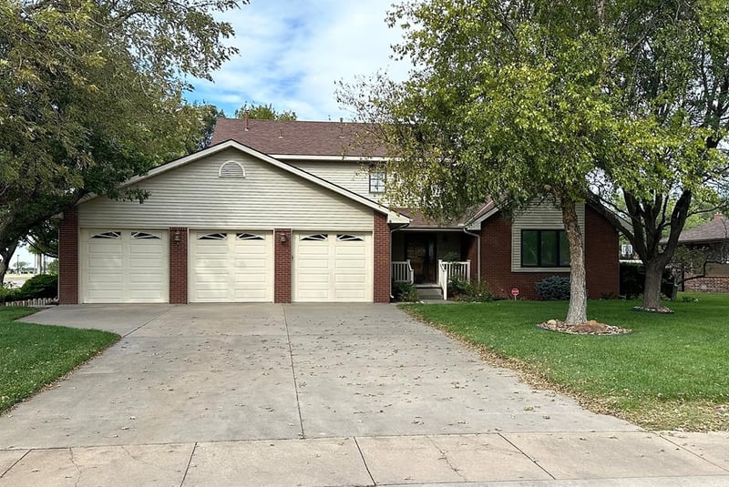 2401 Rock Bridge Rd, Great Bend, KS 67530