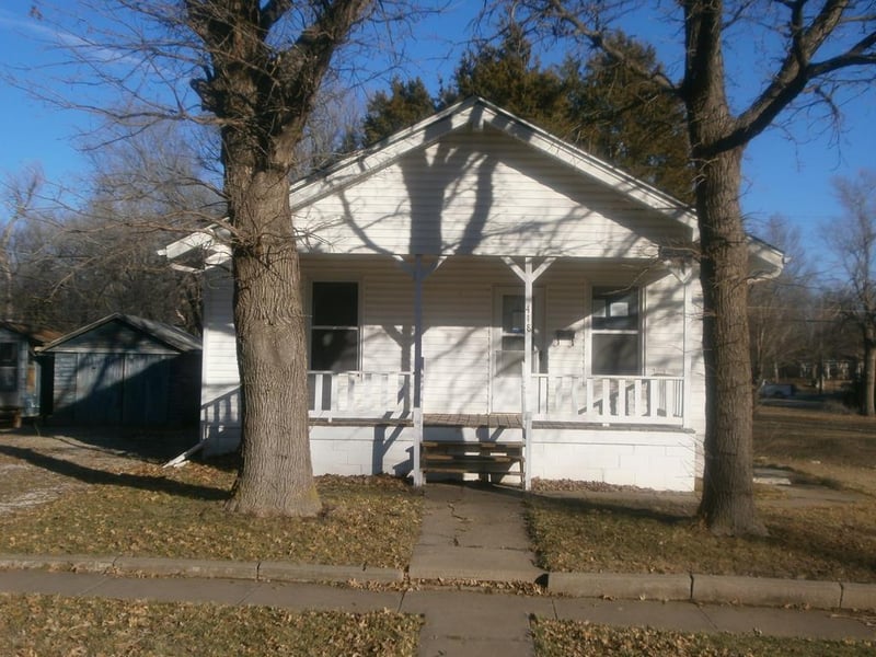 418 East Avenue S, Lyons, KS 67554