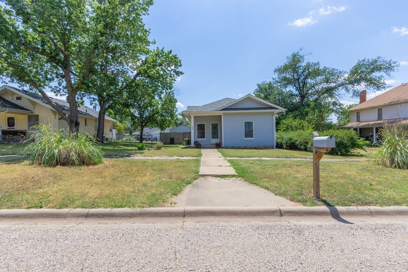 225 W Court, Lincoln, KS 67455