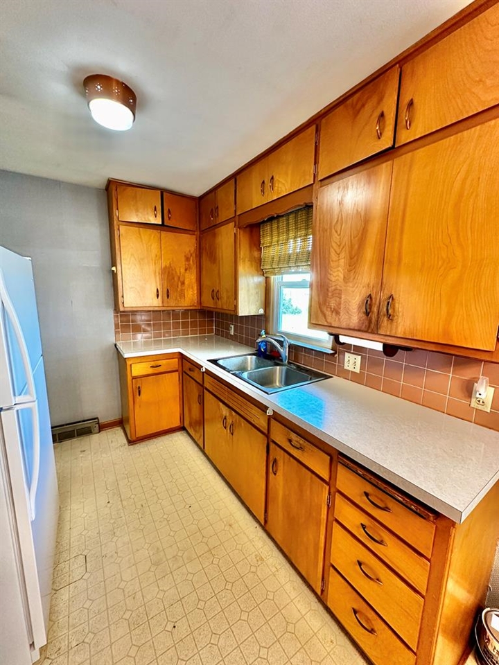 119 E High St, Lincoln, KS 67455