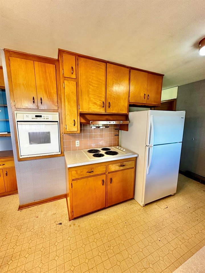 119 E High St, Lincoln, KS 67455
