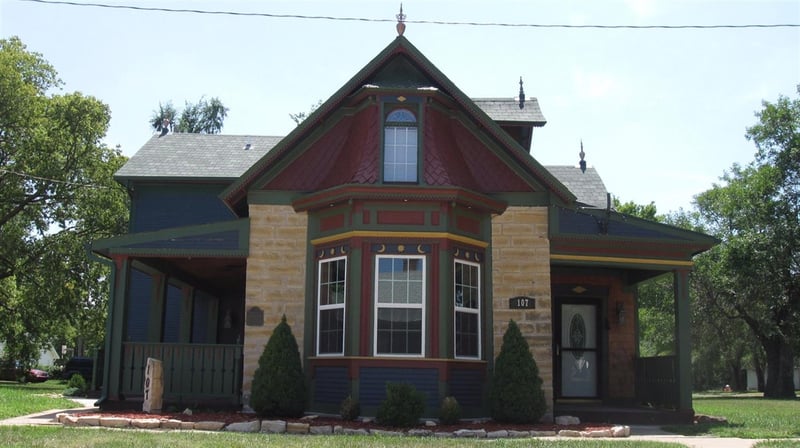 107 W Concord Ave, Holyrood, KS 67450