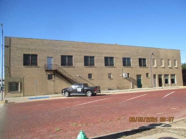 423 Broadway St, Larned, KS 67550