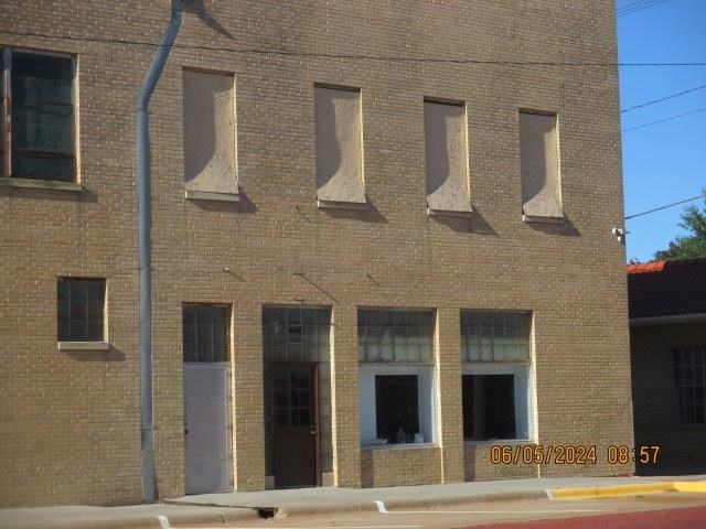 423 Broadway St, Larned, KS 67550