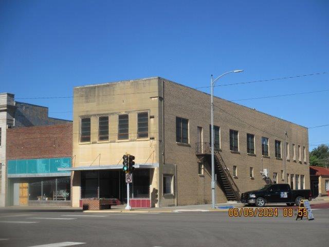 423 Broadway St, Larned, KS 67550